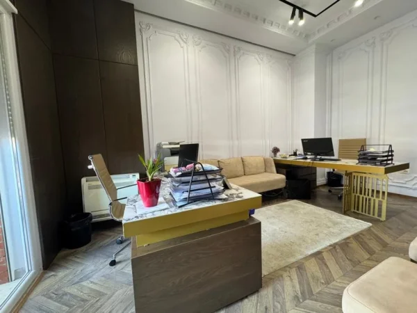 Tirane, jepet me qera zyre Kati 7, 50 m² 600 € (KOMPLEKSI GOLDEN PARK)