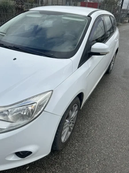 Tirane, shitet me portobagazh Ford focus Nafte, e bardhë automatik Kondicioner 175.000 km 5.900 €