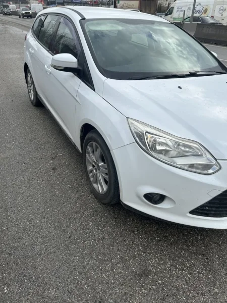 Tirane, shitet me portobagazh Ford focus Nafte, e bardhë automatik Kondicioner 175.000 km 5.900 €