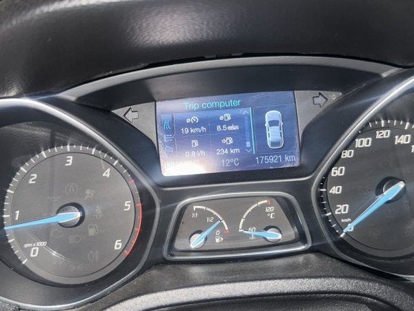 Tirane, shitet me portobagazh Ford focus Nafte, e bardhë automatik Kondicioner 175.000 km 5.900 €