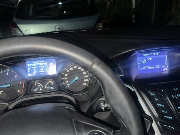 Tirane, shitet me portobagazh Ford focus Nafte, e bardhë automatik Kondicioner 175.000 km 5.900 €