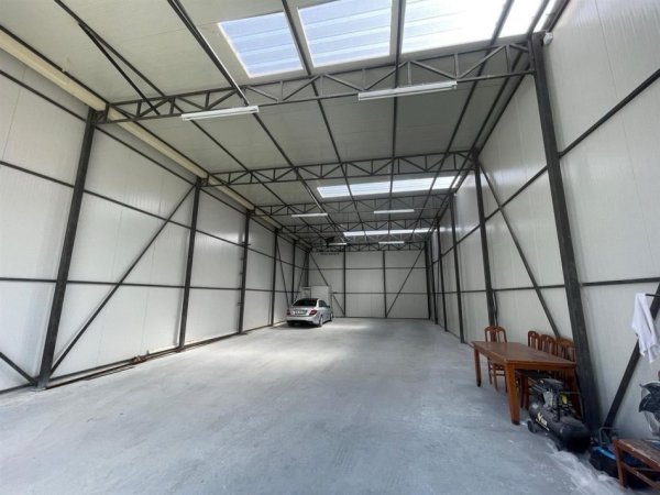 Tirane, jepet me qera magazine Kati 0, 210 m² 1.000 € (SAUK)