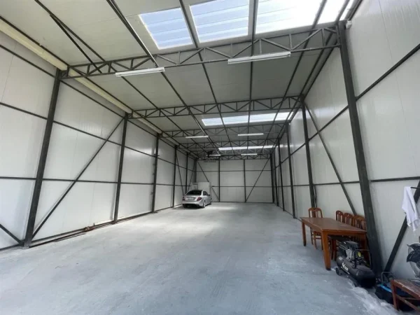 Tirane, jepet me qera magazine Kati 0, 210 m² 1.000 € (SAUK)