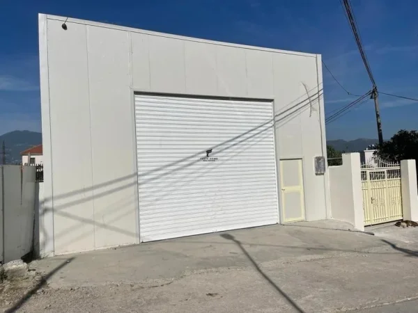 Tirane, jepet me qera magazine Kati 0, 210 m² 1.000 € (SAUK)