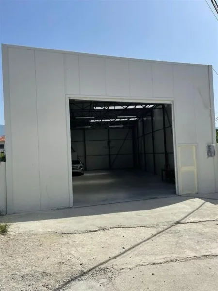 Tirane, jepet me qera magazine Kati 0, 210 m² 1.000 € (SAUK)