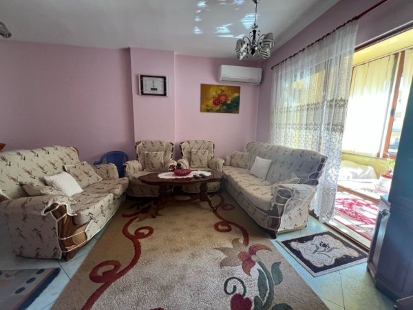 Tirane, jepet me qera apartament 2+1+Ballkon Kati 7, 75 m² 300 € (rruga Eqerem Cabej)