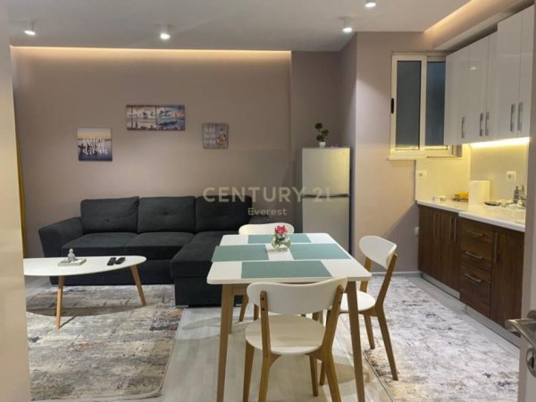 Tirane, jepet me qera apartament 1+1 Kati 8, 70 m² 700 € (Rruga panorama)