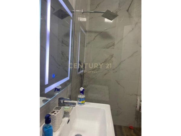 Tirane, jepet me qera apartament 1+1 Kati 8, 70 m² 700 € (Rruga panorama)