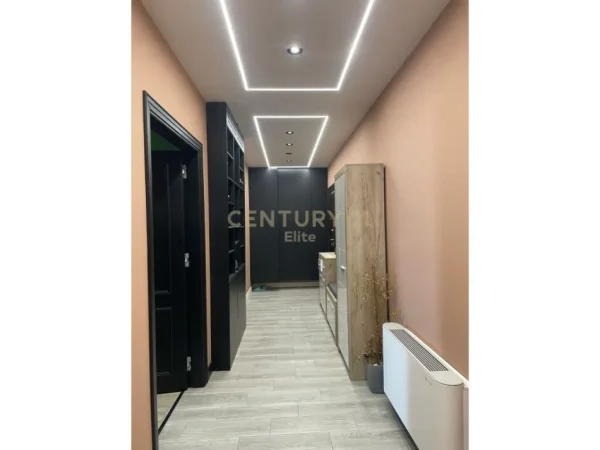 Tirane, jepet me qera ambjent biznesi Kati 9, 190 m² 1.500 € (Xhamllik)