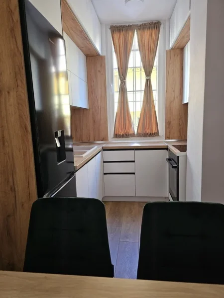 Tirane, jepet me qera apartament 1+1+Ballkon Kati 1, 55 m² 600 € (Ne Rrugen e Kavajes ( 21 Dhjetori ) mbrapa Poliklinikes Zoja e Keshillit te mire.)