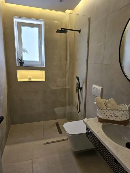 Tirane, jepet me qera apartament 1+1+Ballkon Kati 1, 55 m² 600 € (Ne Rrugen e Kavajes ( 21 Dhjetori ) mbrapa Poliklinikes Zoja e Keshillit te mire.)