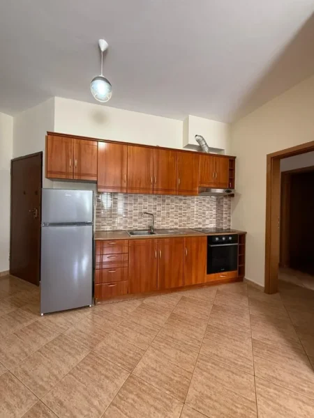 Tirane, jepet me qera apartament 2+1+Ballkon , 115 m² 600 € (Rruga e Kosovarve)