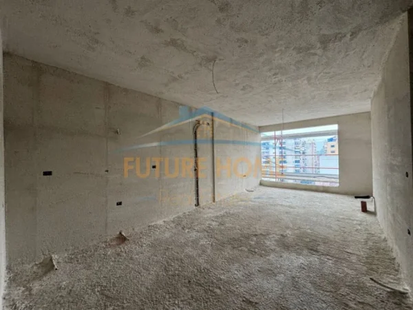 Shitet, Apartament 2+1+2, Komuna e Parisit, Tiranë