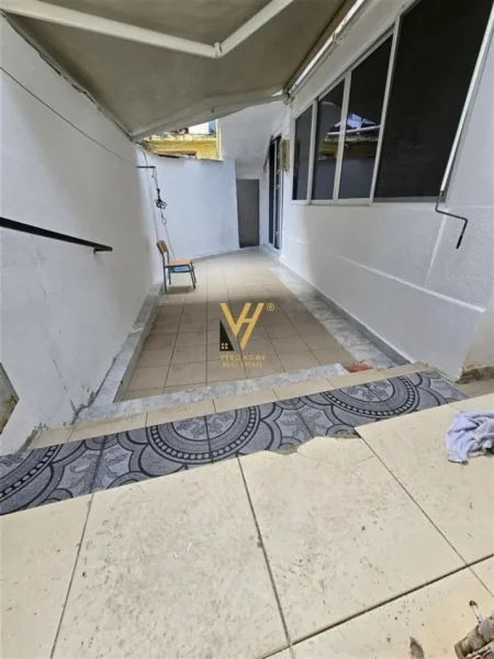 Tirane, jepet me qera zyre Kati 1, 80 m² 600 € (SPITALI NENE TEREZA)