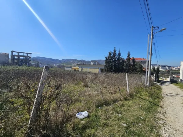 Tirane, shitet truall , 700 m² 140.000 € (Sauk)