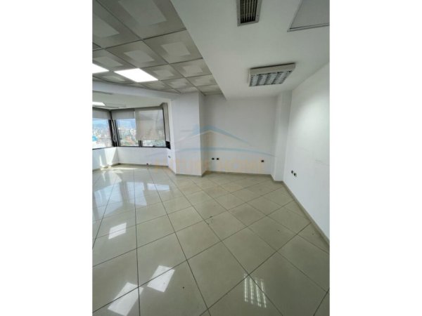 Ambient Biznesi me Qera, Twin Tower, Qendër