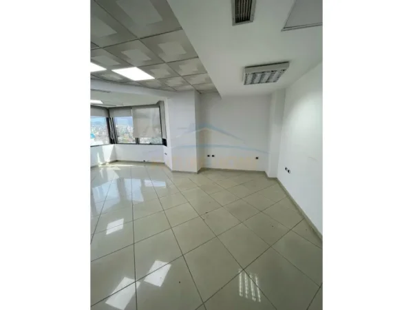 Ambient Biznesi me Qera, Twin Tower, Qendër