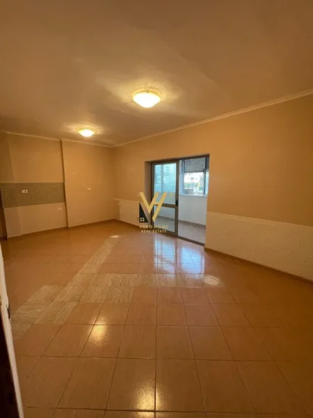 Tirane, jepet me qera zyre Kati 1, 62 m² 700 € (PAZARI I RI)