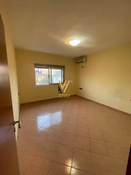 Tirane, jepet me qera zyre Kati 1, 62 m² 700 € (PAZARI I RI)