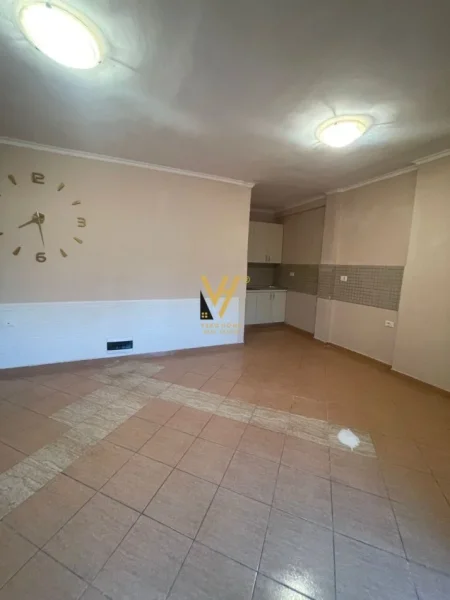 Tirane, jepet me qera zyre Kati 1, 62 m² 700 € (PAZARI I RI)