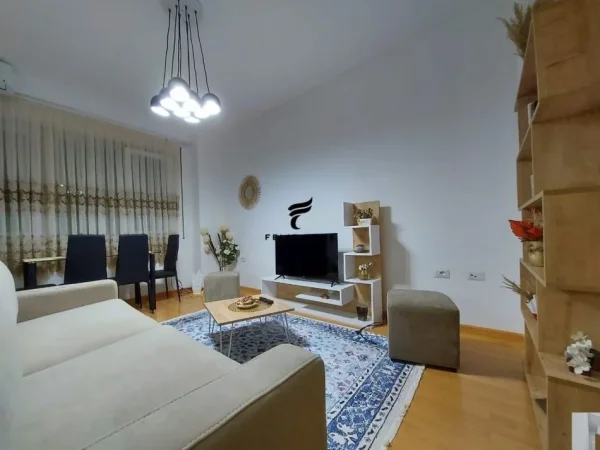 Tirane, jepet me qera apartament 2+1+Ballkon Kati 3, 82 m² 700 € (QENDER)