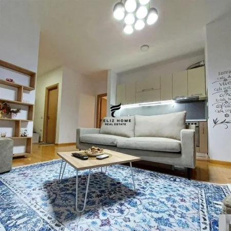 Tirane, jepet me qera apartament 2+1+Ballkon Kati 3, 82 m² 700 € (QENDER)