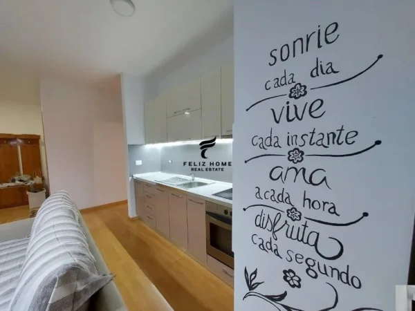 Tirane, jepet me qera apartament 2+1+Ballkon Kati 3, 82 m² 700 € (QENDER)