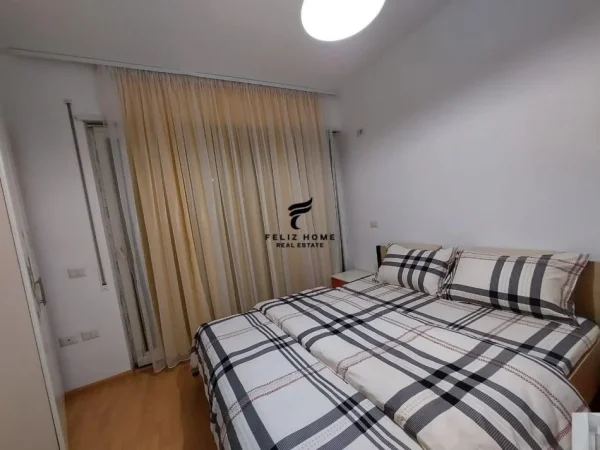 Tirane, jepet me qera apartament 2+1+Ballkon Kati 3, 82 m² 700 € (QENDER)