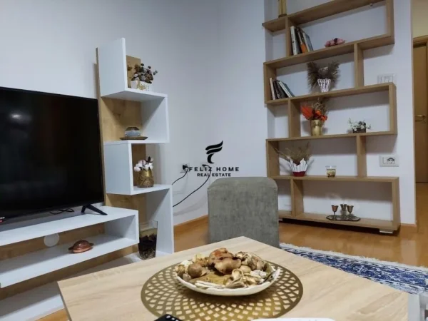 Tirane, jepet me qera apartament 2+1+Ballkon Kati 3, 82 m² 700 € (QENDER)