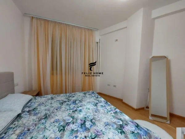 Tirane, jepet me qera apartament 2+1+Ballkon Kati 3, 82 m² 700 € (QENDER)