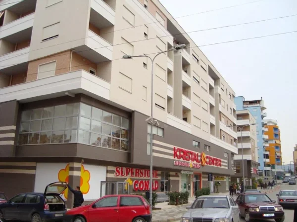 Tirane, shitet dyqan Kati 0, 187 m² 505.000 € (Komuna e Parisit)
