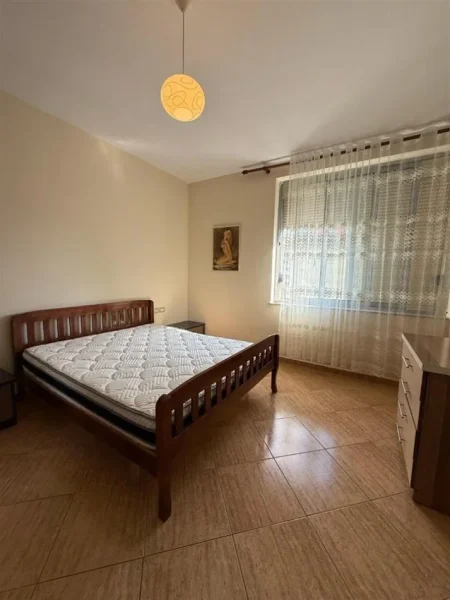 Tirane, jepet me qera apartament 2+1+Ballkon Kati 5, 115 m² 650 € (Rruga e Kosovareve)