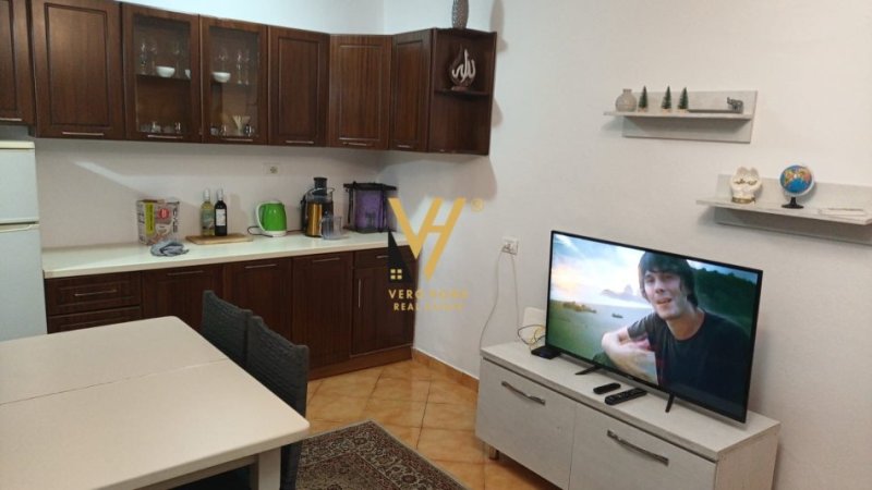 Tirane, jepet me qera apartament 1+1+Ballkon Kati 3, 65 m² 450 € (ALI DEMI)