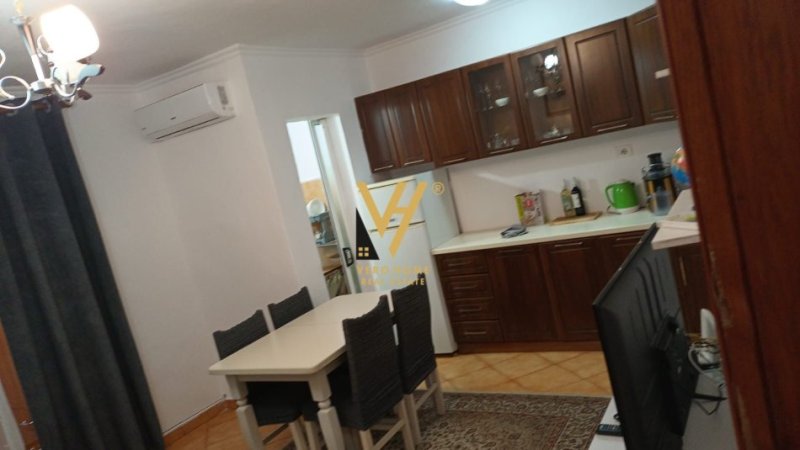 Tirane, jepet me qera apartament 1+1+Ballkon Kati 3, 65 m² 450 € (ALI DEMI)