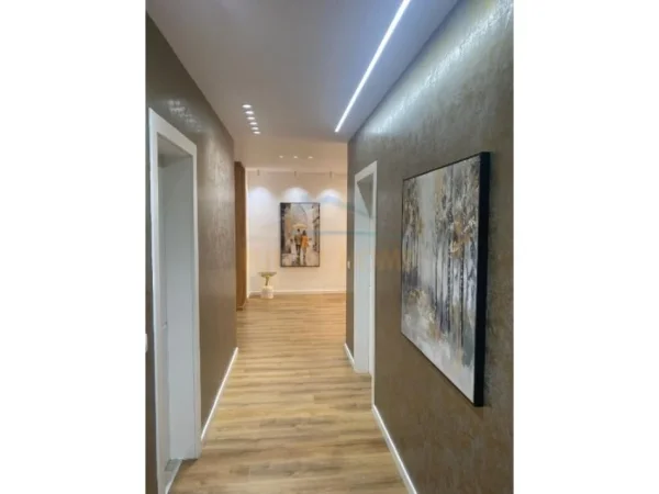 Tirane, shitet apartament 2+1 Kati 5, 134 m² 280.000 € (i Kristal Center, Tirane)