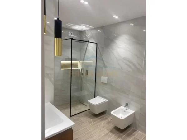 Tirane, shitet apartament 2+1 Kati 5, 134 m² 280.000 € (i Kristal Center, Tirane)