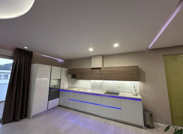 Tirane, jepet me qera apartament 2+1+Aneks+Ballkon Kati 4, 189 m² 1.100 € (Liqeni I That)