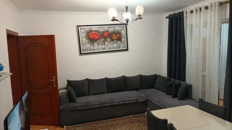 Tirane, jepet me qera apartament 1+1+Ballkon Kati 3, 55 m² 450 € (ALI DEMI)