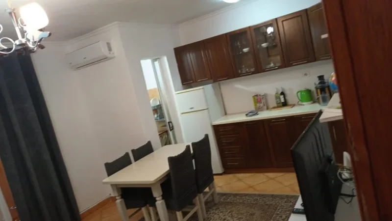 Tirane, jepet me qera apartament 1+1+Ballkon Kati 3, 55 m² 450 € (ALI DEMI)