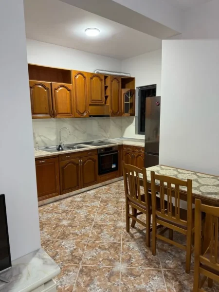 Tirane, jepet me qera apartament 2+1 Kati 1, 85 m² 500 € (5 Maj)