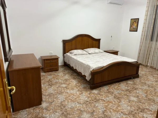 Tirane, jepet me qera apartament 2+1 Kati 1, 85 m² 500 € (5 Maj)