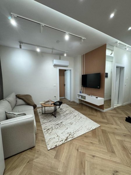 Tirane, jepet me qera apartament 1+1+Ballkon Kati 1, 55 m² 450 € (i sapoarreduar , Rruga 5 maj ,prapa concord center)