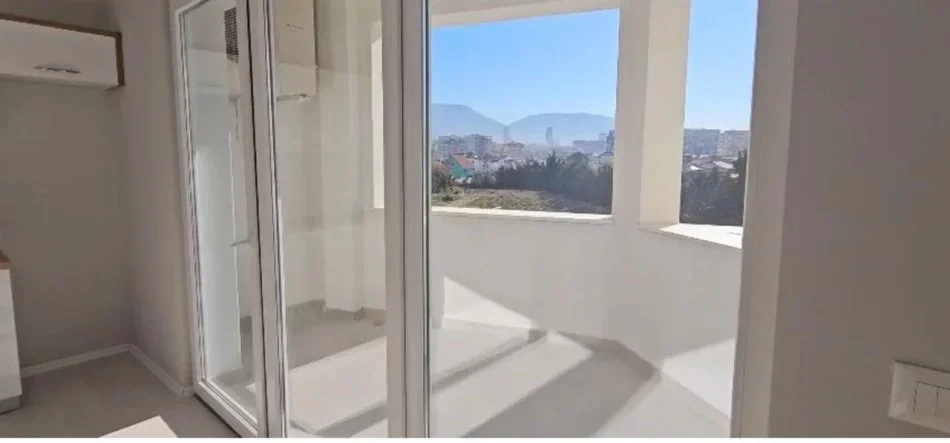 Tirane, jepet me qera apartament 2+1+Ballkon Kati 3, 104 m² 620 € (Ish Fusha e Aviacionit)