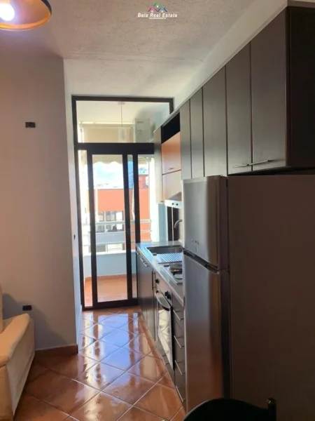 Tirane, jepet me qera apartament 1+1+Ballkon Kati 8, 70 m² 500 € (stacioni i trenit)
