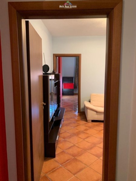 Tirane, jepet me qera apartament 1+1+Ballkon Kati 8, 70 m² 500 € (stacioni i trenit)