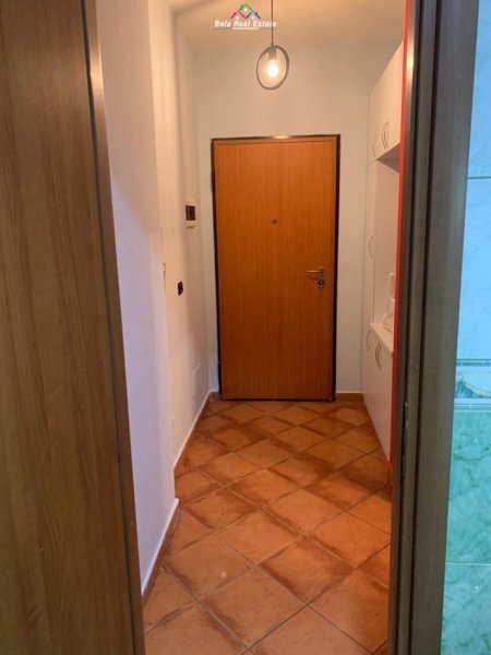 Tirane, jepet me qera apartament 1+1+Ballkon Kati 8, 70 m² 500 € (stacioni i trenit)