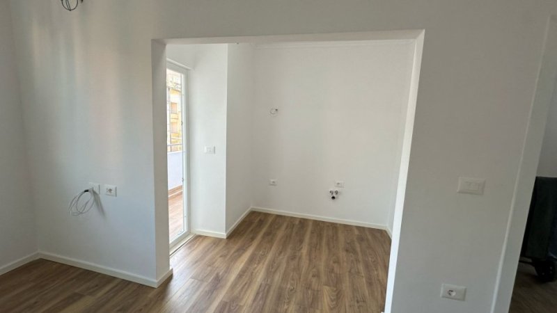 Tirane, shitet apartament 2+1+Ballkon Kati 4, 75 m² 148.000 € (Rruga Kavajes)