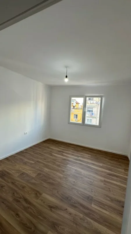 Tirane, shitet apartament 2+1+Ballkon Kati 4, 75 m² 148.000 € (Rruga Kavajes)