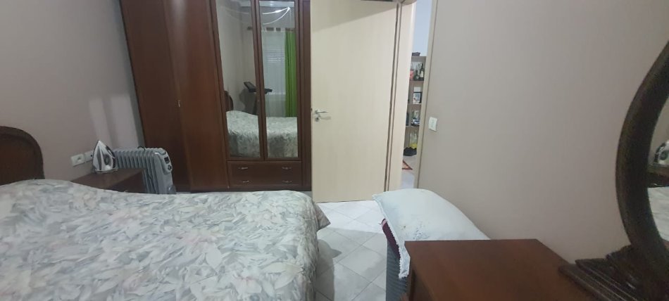 Tirane, jepet me qera apartament 1+1+Ballkon Kati 4, 60 m² 300 € (Fresk prane Ana Market)