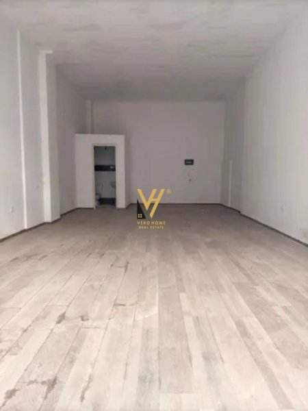 Tirane, jepet me qera dyqan Kati 0, 30 m² 500 € (BRRYLI)